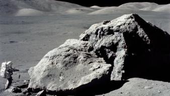 Apollo-17_field_geology_TracyRock_and_Schmitt_geologist